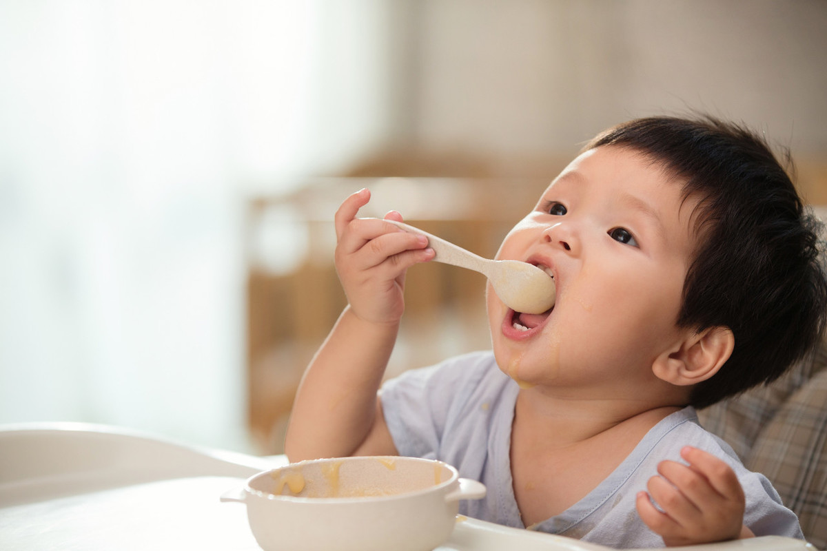 婴儿吃不饱有什么危害(在宝宝吃饭问题上)